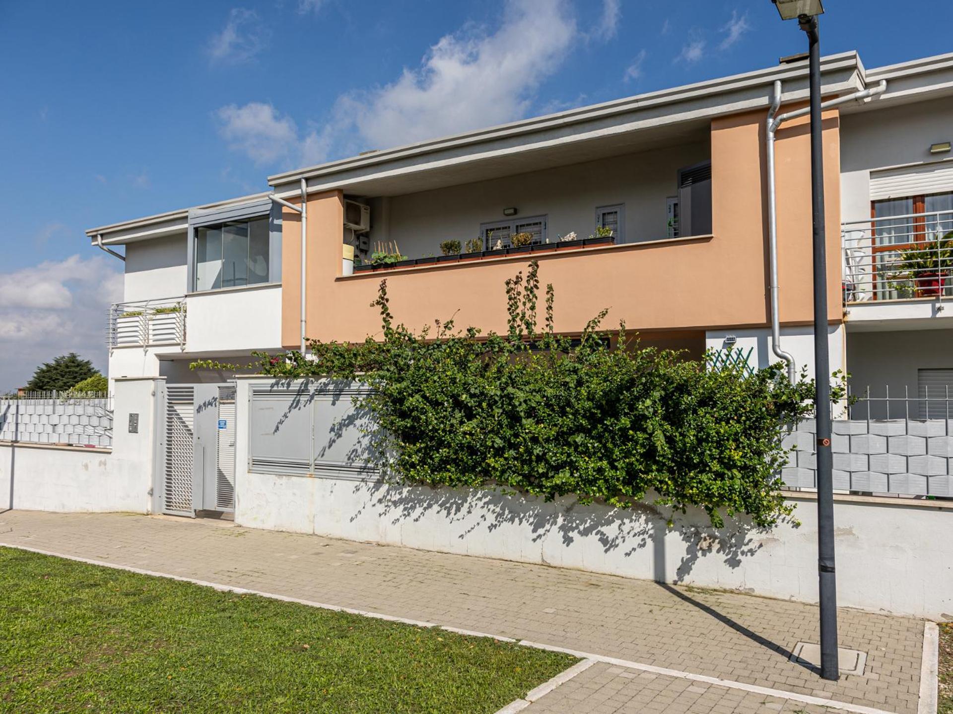 Mrb Real Estate - Maison Ludovica - Monolocale Moderno Con Giardino Frattocchie Bagian luar foto