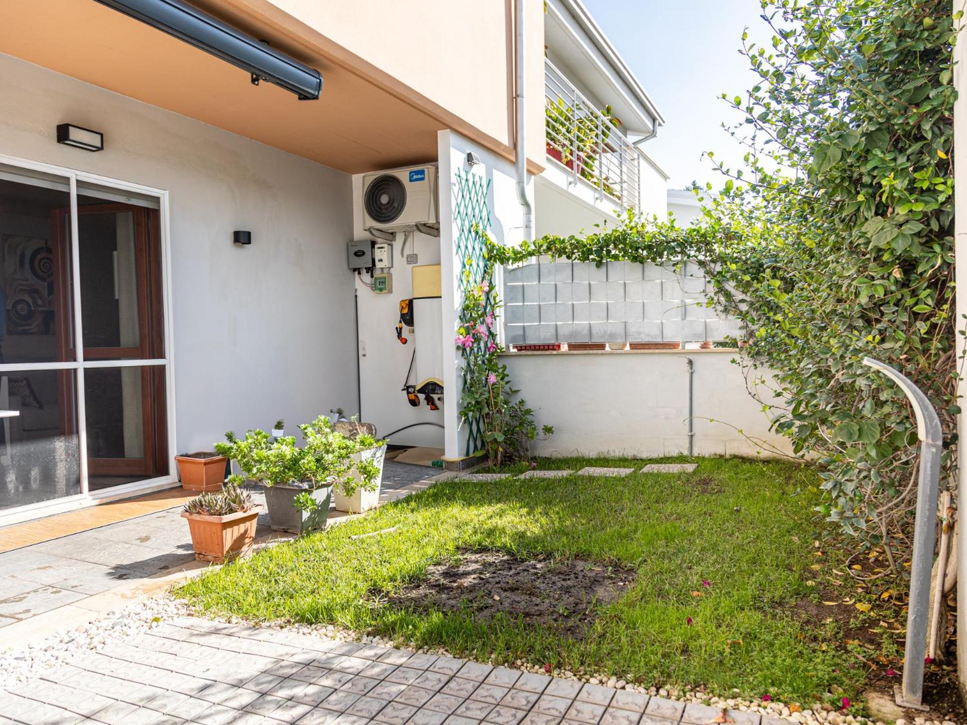 Mrb Real Estate - Maison Ludovica - Monolocale Moderno Con Giardino Frattocchie Bagian luar foto